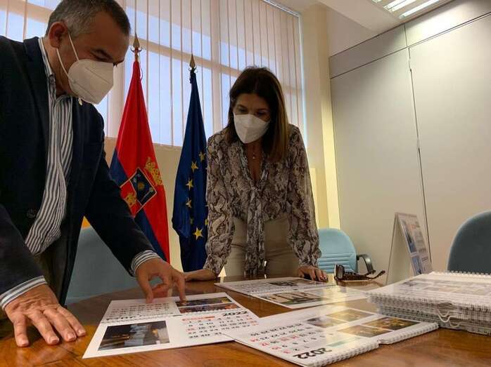La alcaldesa Carmen Hernández y el concejal Álvaro Monzón, destacado miembro de Turcón/TA.